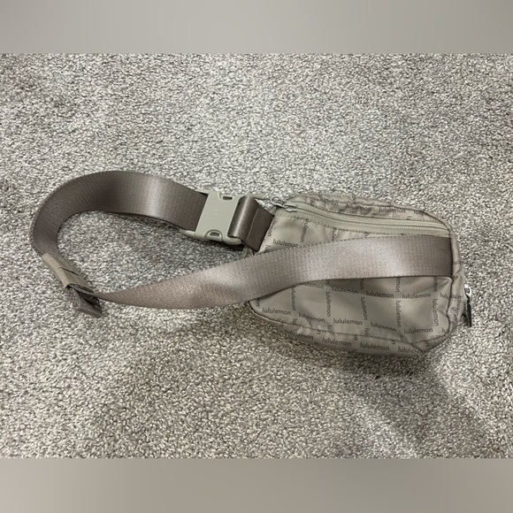 Lululemon Everywhere Belt Bag WORDMARK GRID MINI RAW LINEN GREY RARE - Picture 4 of 7